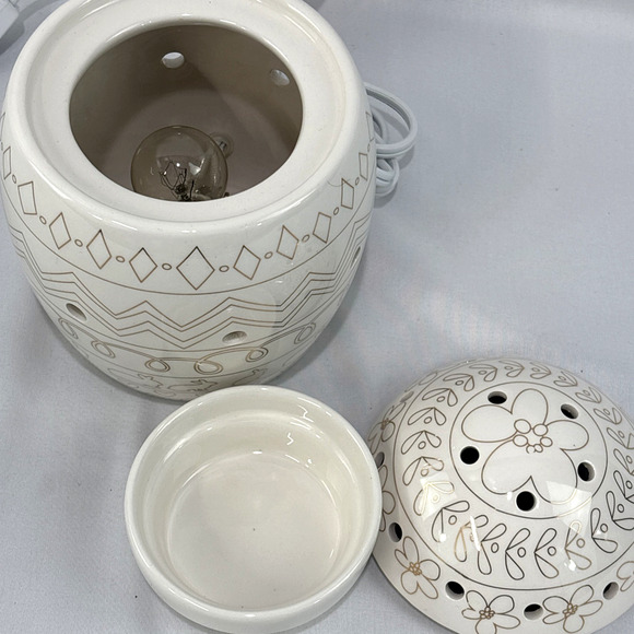 Scentsy "Eggs-Press Yourself" DIY Colorable Easter Egg Wax Warmer (Used ) - Picture 4 of 6